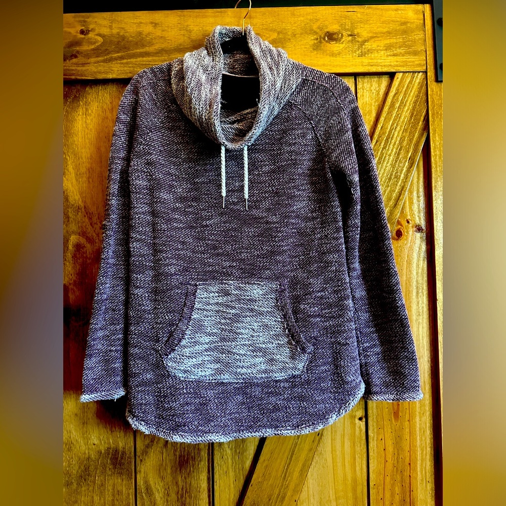 Calvin Klein Performance Quick Dry Top. Size Small. 18” Pit to Pit 25” Length